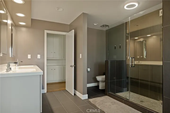 Main bath (shared)