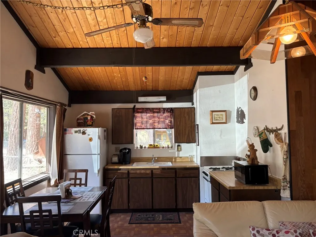 343 Holmes Lane, Sugarloaf, California 92386 home-pic-3