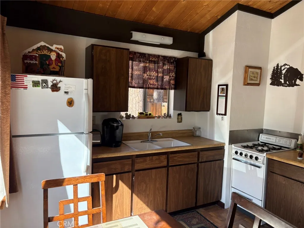 343 Holmes Lane, Sugarloaf, California 92386 home-pic-5