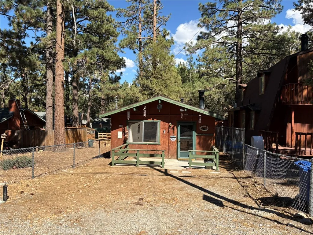 343 Holmes Lane, Sugarloaf, California 92386 home-pic-2