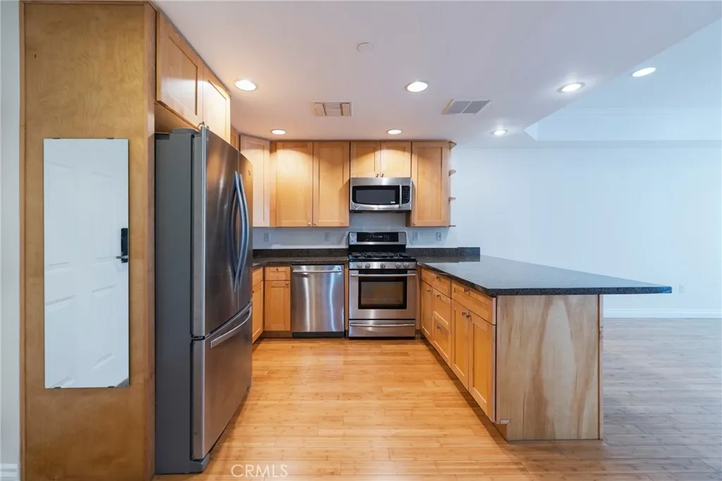 3061 W 12th Place 101, Los Angeles, California 90006 home-pic-15