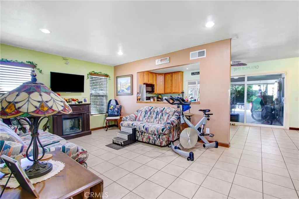 1546 E Redwood Avenue, Ontario, California 91762 home-pic-4