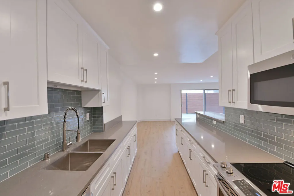 136 S Palm Drive, Beverly Hills, California 90212, 1 Bedroom Bedrooms, ,2 BathroomsBathrooms,Residential Lease,For Rent,Palm,25592323