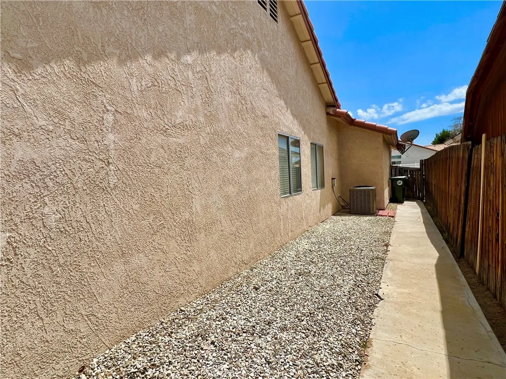 14200 La Mirada Street, Victorville, California 92392 home-pic-39