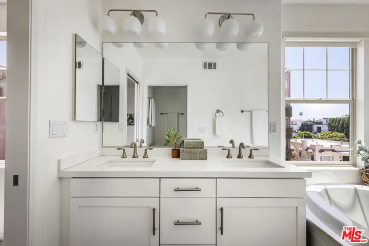 6521 1/2 La Mirada Avenue, Los Angeles, California 90038