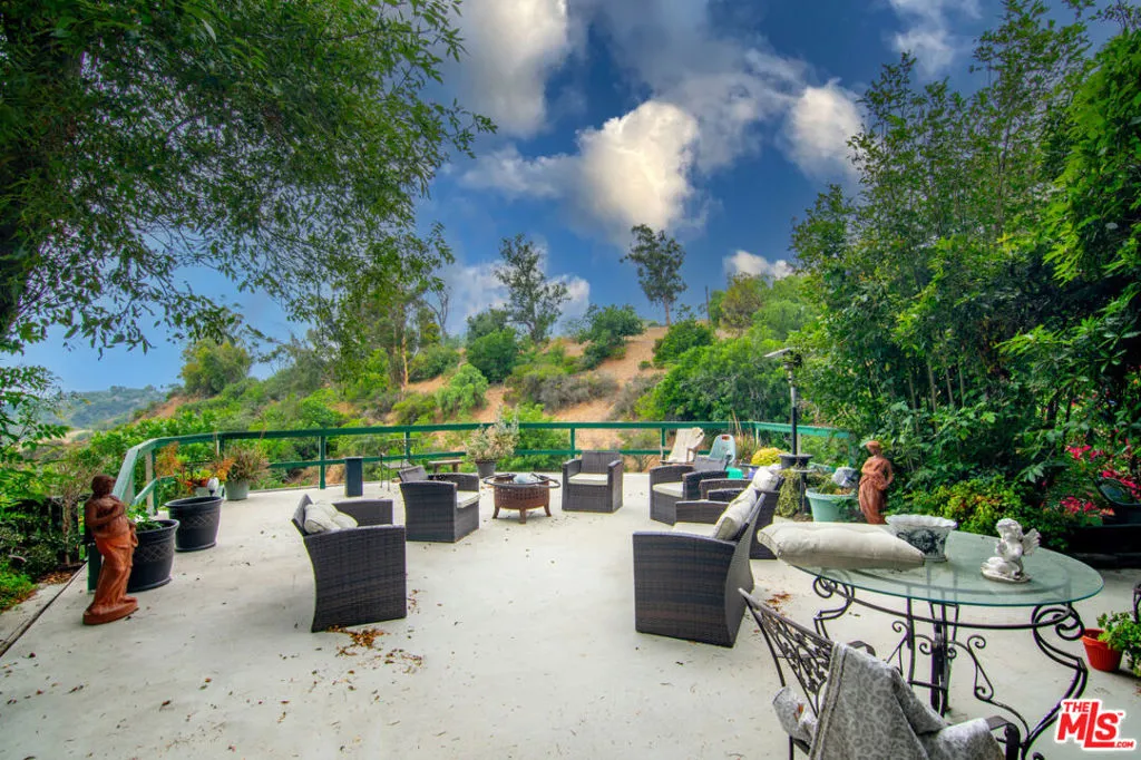 3201 Benedict Canyon Drive, Beverly Hills, California 90210 home-pic-17