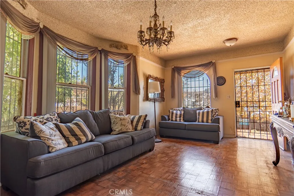 1175 N Commonwealth Avenue, Los Angeles, California 90029 home-pic-1