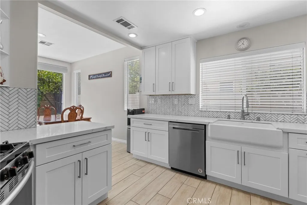 27280 Marisa Drive, Canyon Country, California 91387 home-pic-2