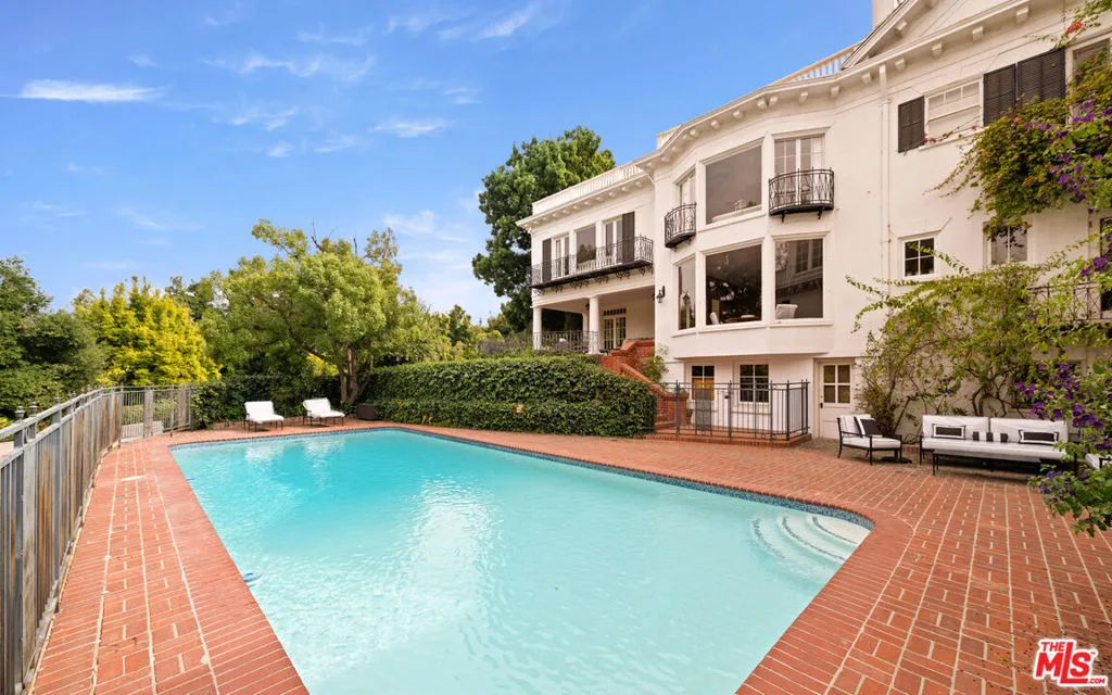 1006 N Crescent Drive, Beverly Hills, California 90210 home-pic-10