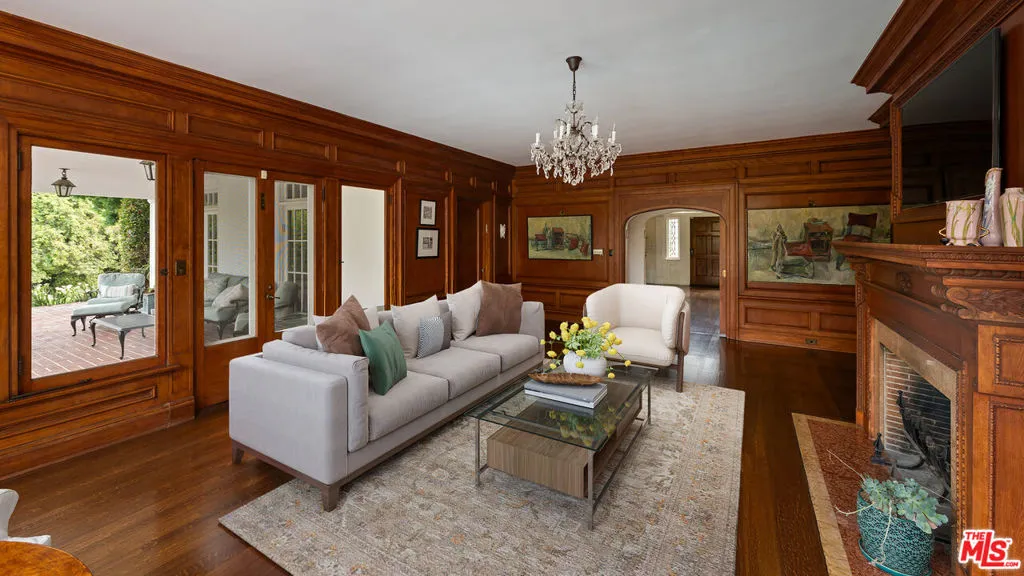 1006 N Crescent Drive, Beverly Hills, California 90210 home-pic-16