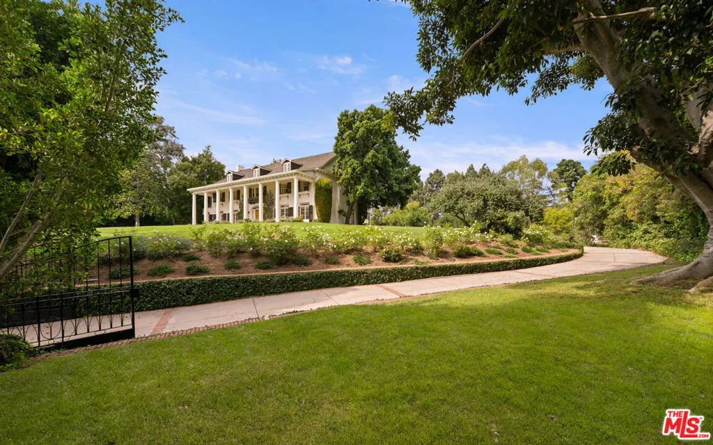 1006 N Crescent Drive, Beverly Hills, California 90210 home-pic-1