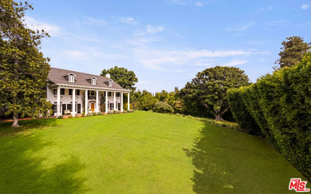 1006 N Crescent Drive, Beverly Hills, California 90210 home-pic-4