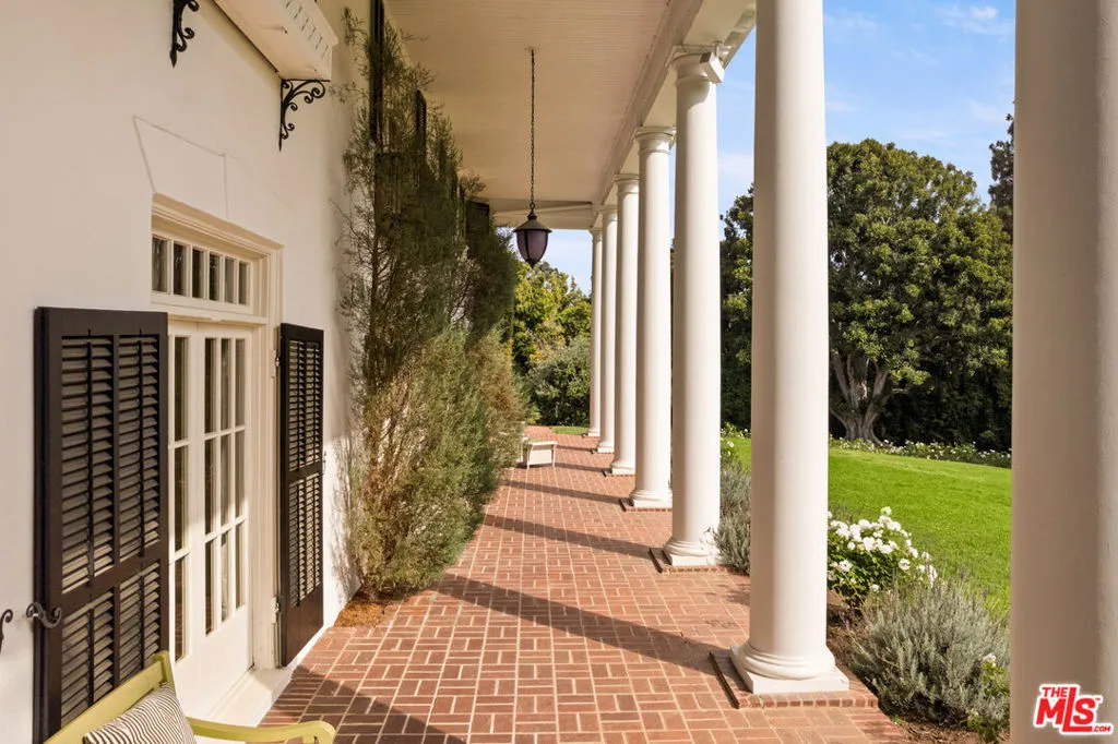 1006 N Crescent Drive, Beverly Hills, California 90210 home-pic-7