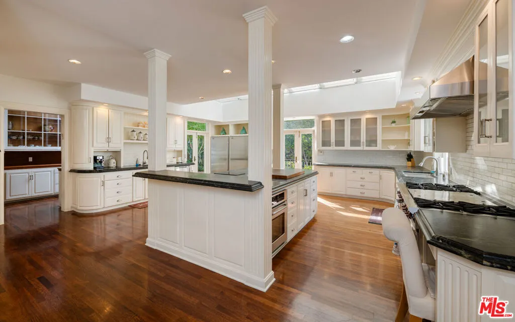 1006 N Crescent Drive, Beverly Hills, California 90210 home-pic-19