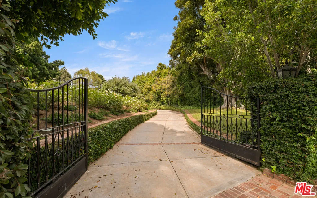 1006 N Crescent Drive, Beverly Hills, California 90210 home-pic-9