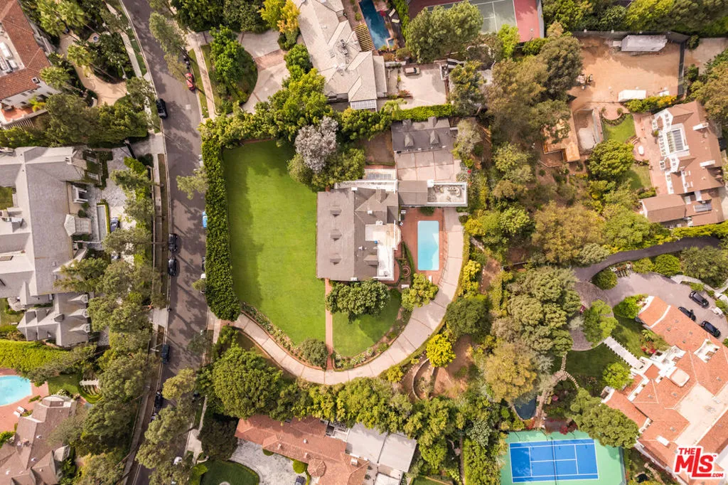 1006 N Crescent Drive, Beverly Hills, California 90210 home-pic-8