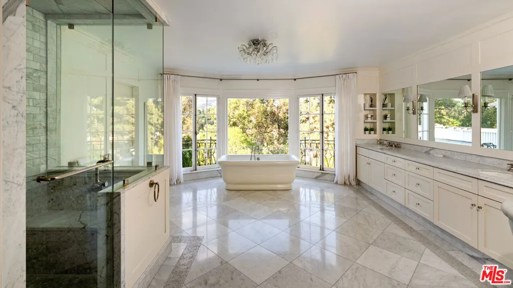 1006 N Crescent Drive, Beverly Hills, California 90210 home-pic-22