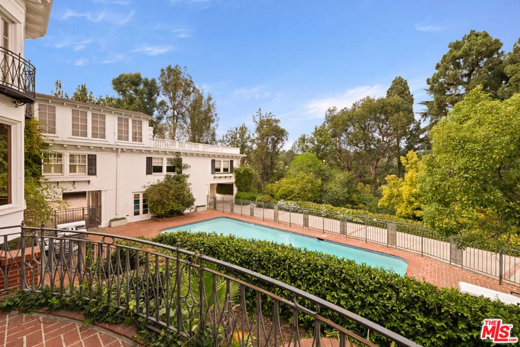 1006 N Crescent Drive, Beverly Hills, California 90210 home-pic-11