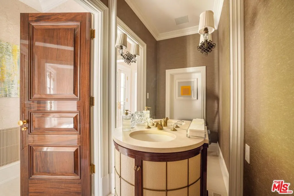 2401 Bowmont Drive, Beverly Hills, California 90210 home-pic-20