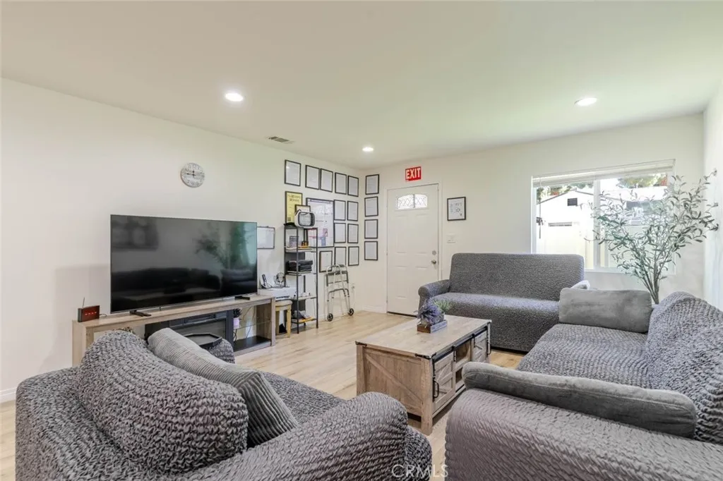 7315 Jamieson Avenue, Reseda, California 91335 home-pic-38