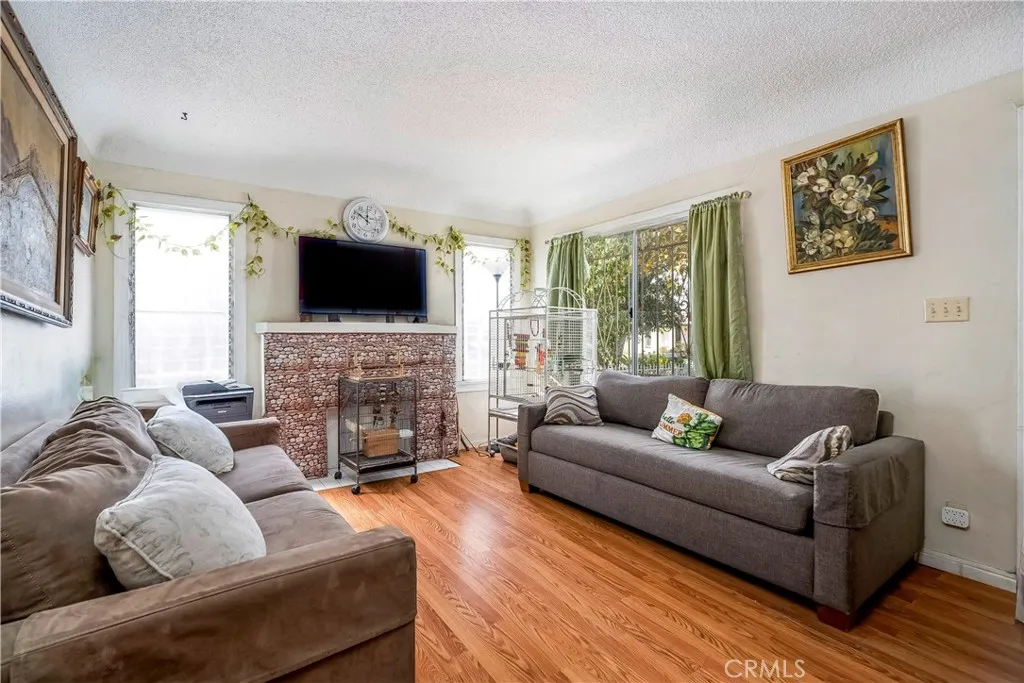 6030 W Wilton, Los Angeles, California 90047 home-pic-2