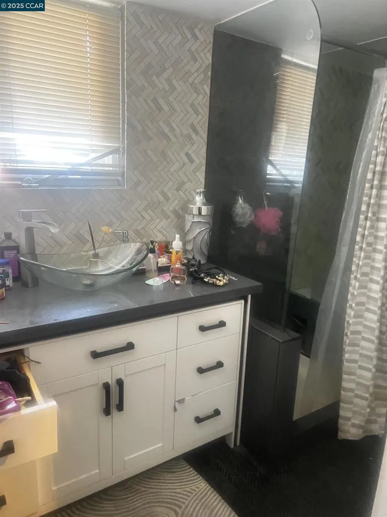 1161 64th St, Oakland, California 94608 home-pic-20