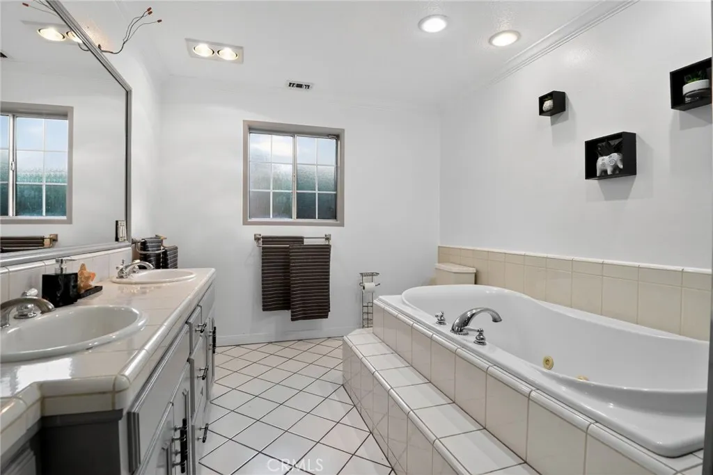 8316 Cherokee Drive, Downey, California 90241 home-pic-14