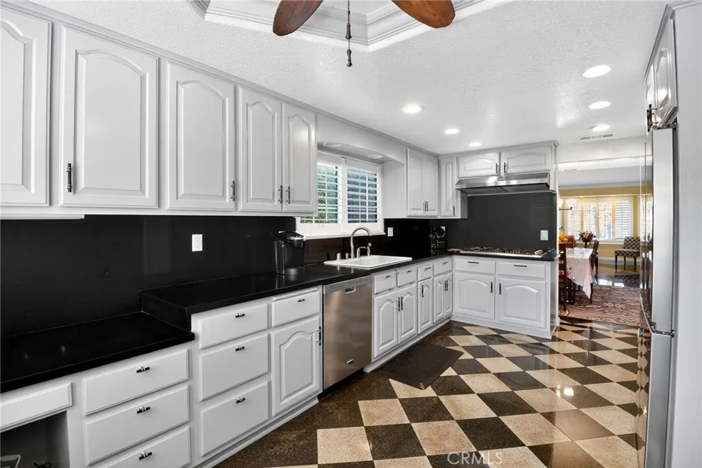 8316 Cherokee Drive, Downey, California 90241 home-pic-9