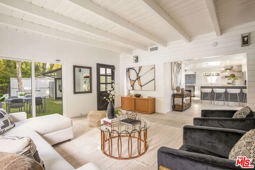 16733 Oak View Drive, Encino, California 91436, 3 Bedrooms Bedrooms, ,4 BathroomsBathrooms,Residential Lease,For Rent,Oak View,25592143