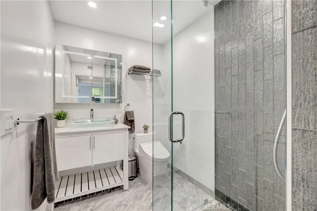 1 3rd Place 302, Long Beach, California 90802 home-pic-24