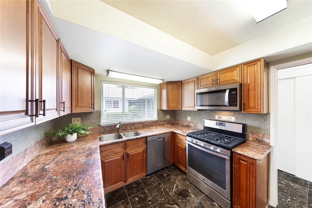 1830 E 19th Street 3, Santa Ana, California 92705 home-pic-11