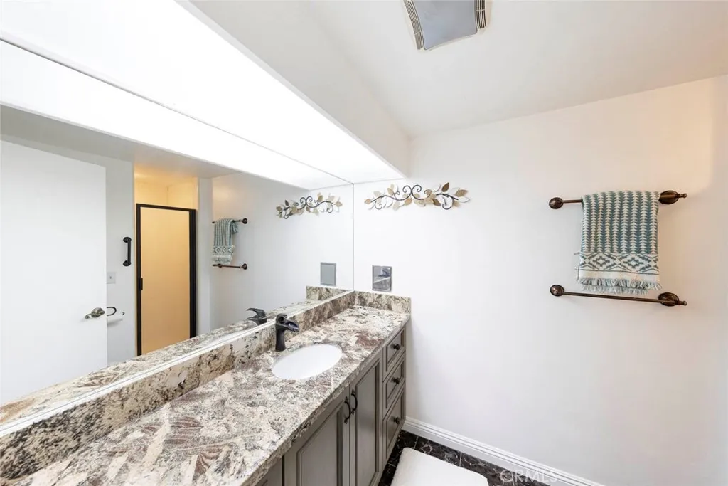 1830 E 19th Street 3, Santa Ana, California 92705 home-pic-6