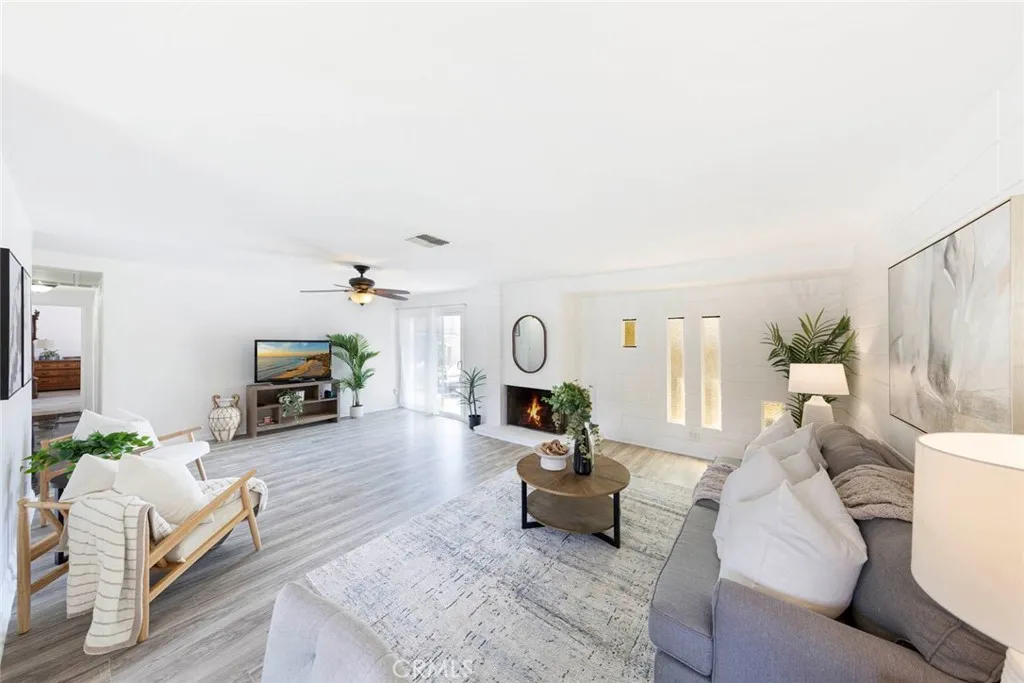 1830 E 19th Street 3, Santa Ana, California 92705 home-pic-1