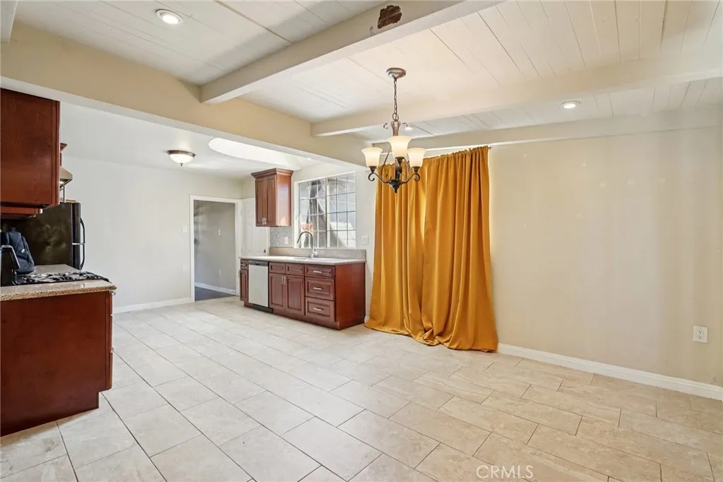 1211 E Leigh Court, Long Beach, California 90806 home-pic-8