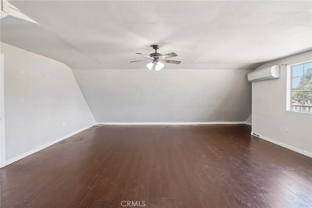 1211 E Leigh Court, Long Beach, California 90806 home-pic-24