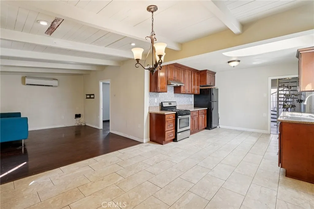 1211 E Leigh Court, Long Beach, California 90806 home-pic-2