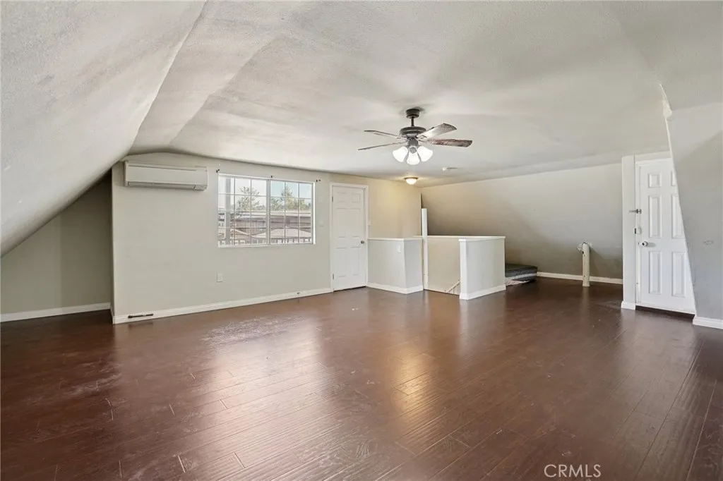 1211 E Leigh Court, Long Beach, California 90806 home-pic-25