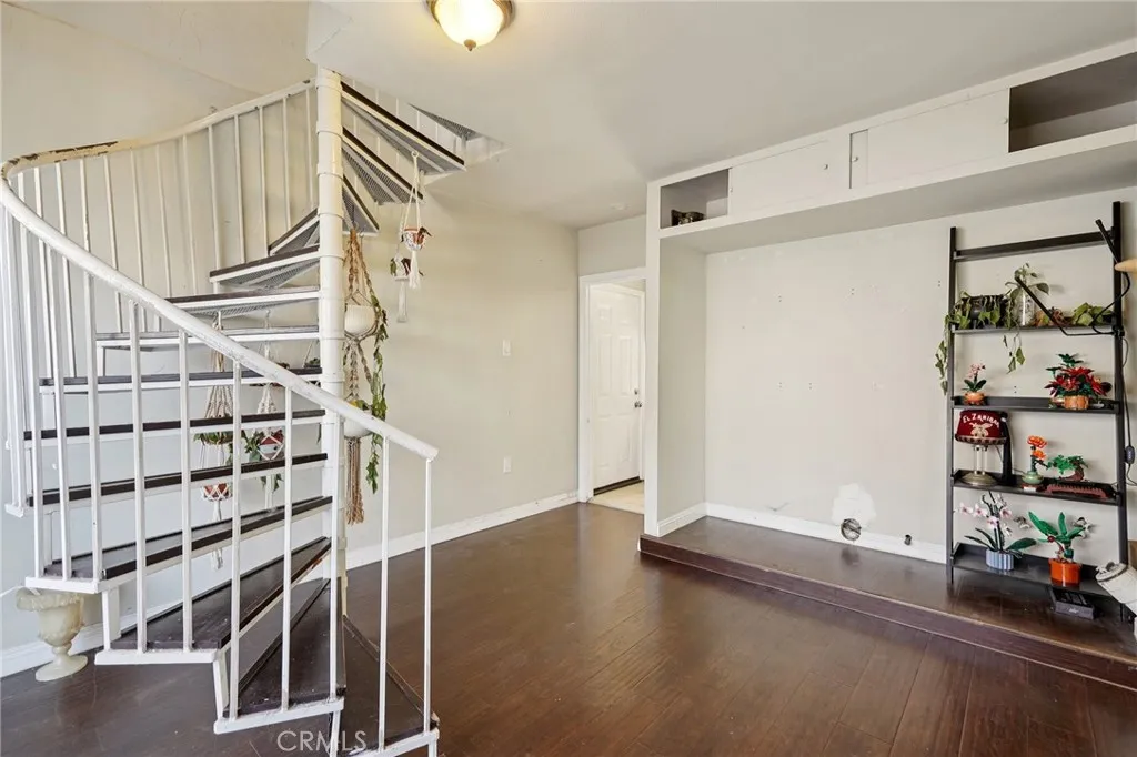 1211 E Leigh Court, Long Beach, California 90806 home-pic-14
