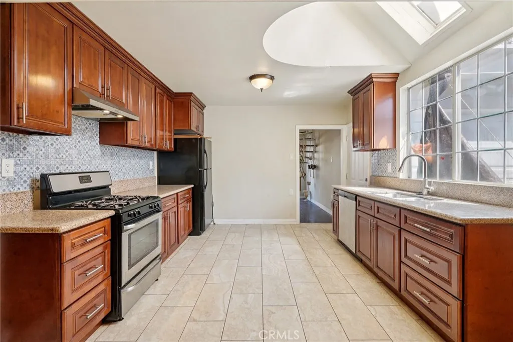 1211 E Leigh Court, Long Beach, California 90806 home-pic-4
