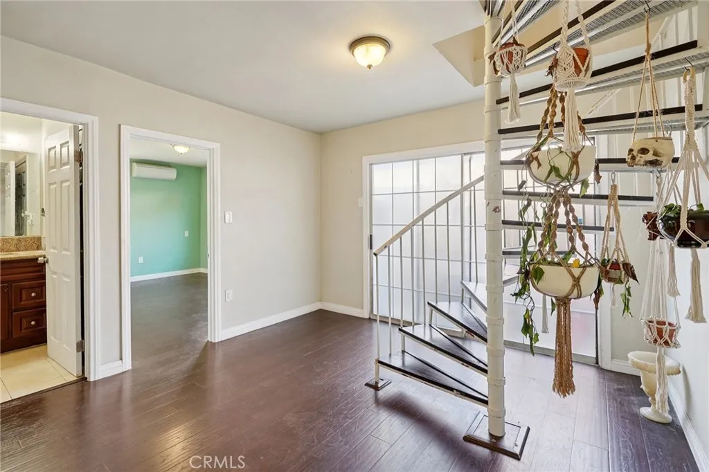1211 E Leigh Court, Long Beach, California 90806 home-pic-13