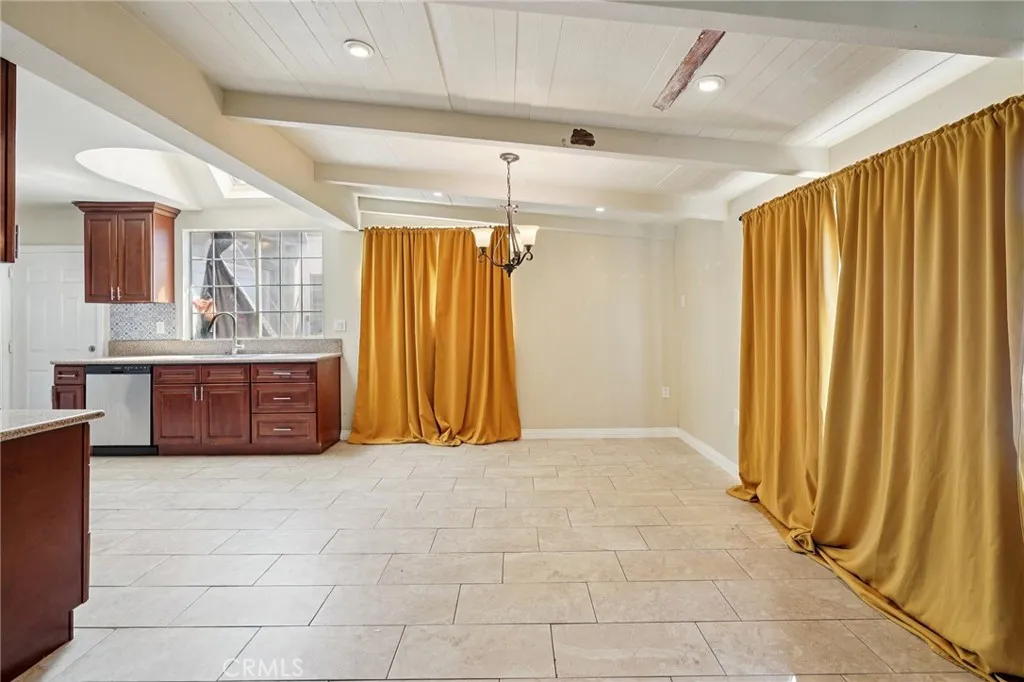 1211 E Leigh Court, Long Beach, California 90806 home-pic-7