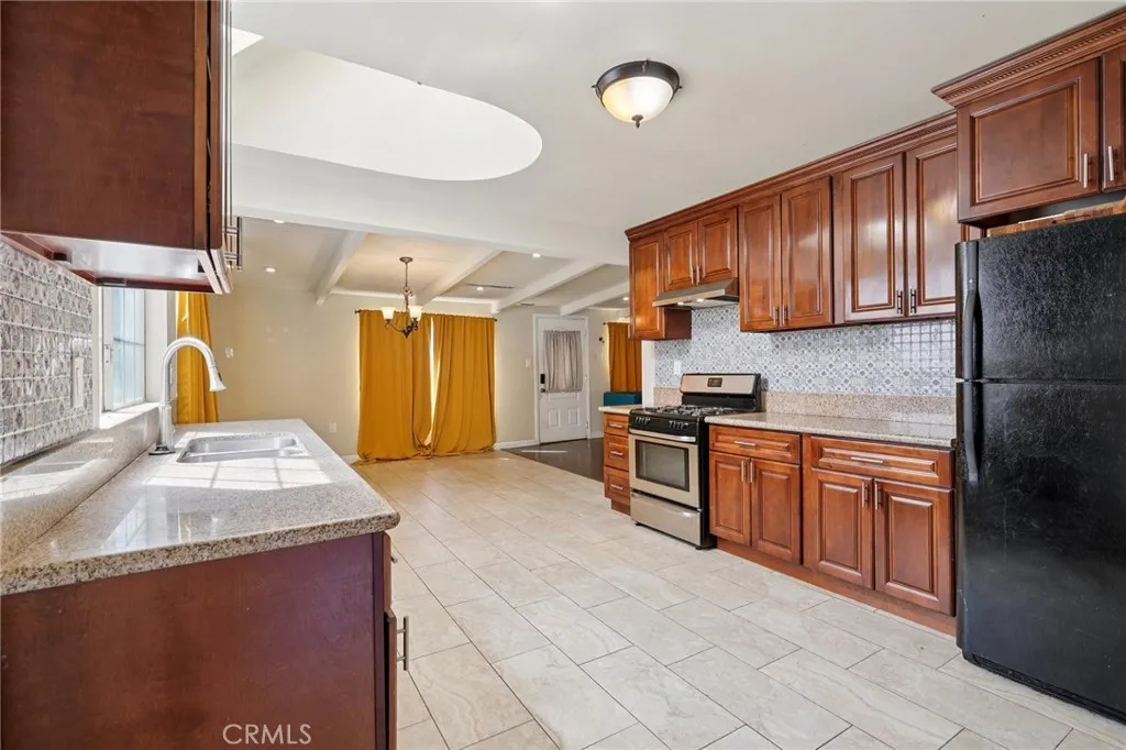 1211 E Leigh Court, Long Beach, California 90806 home-pic-3