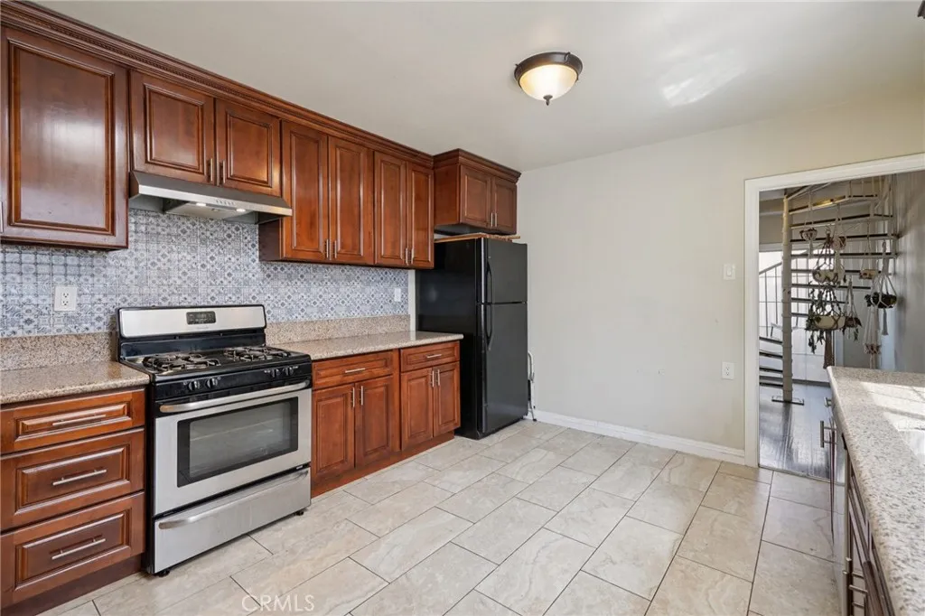1211 E Leigh Court, Long Beach, California 90806 home-pic-6