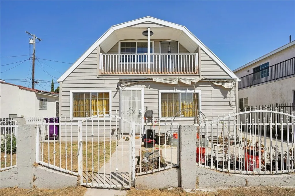 1211 E Leigh Court, Long Beach, California 90806 home-pic-0