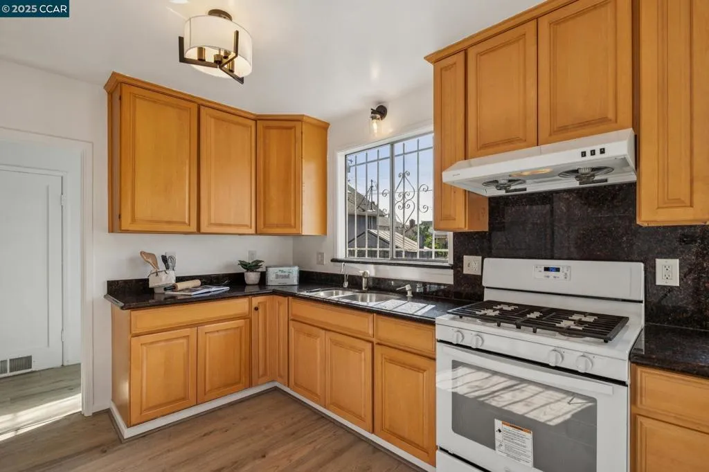 3952 Angelo Ave, Oakland, California 94619 home-pic-7