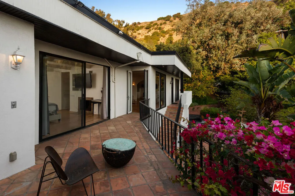 1790 Viewmont Drive, Los Angeles, California 90069 home-pic-19