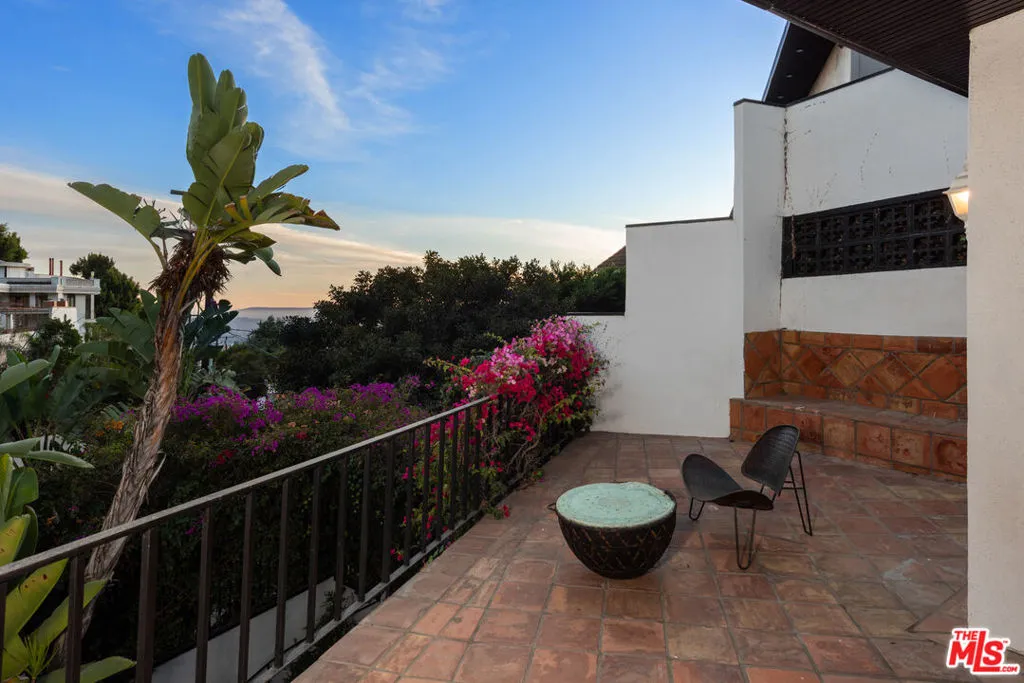 1790 Viewmont Drive, Los Angeles, California 90069 home-pic-18