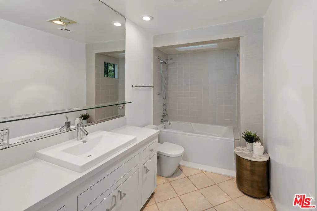 1790 Viewmont Drive, Los Angeles, California 90069 home-pic-17