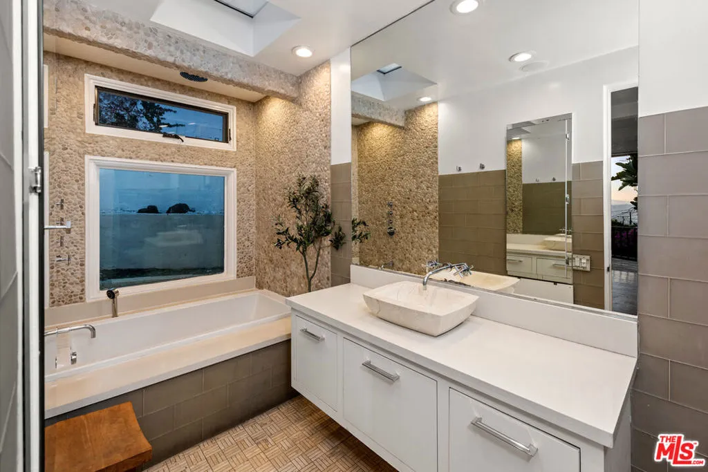 1790 Viewmont Drive, Los Angeles, California 90069 home-pic-15