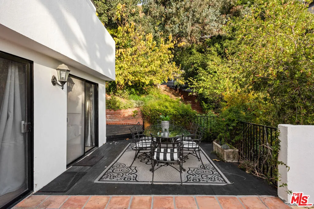 1790 Viewmont Drive, Los Angeles, California 90069 home-pic-24